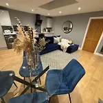 Sheffield-Apartment-Sleeps4-Parking-Hottub