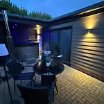Sheffield-Apartment-Sleeps4-Parking-Hottub