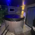 Sheffield-Apartment-Sleeps4-Parking-Hottub