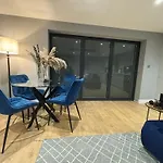 Sheffield-Apartment-Sleeps4-Parking-Hottub