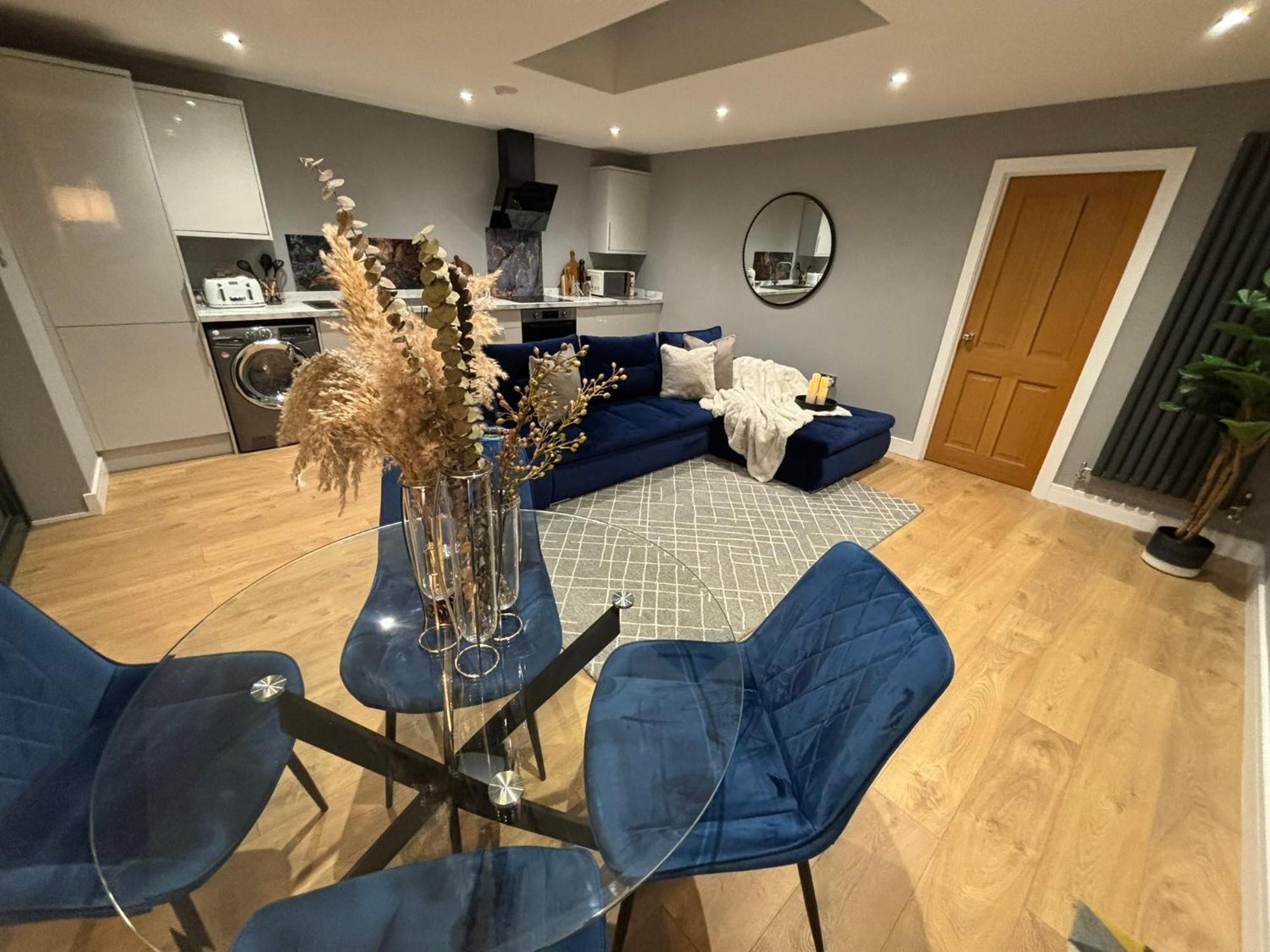 Sheffield-apartment-sleeps4-parking-hottub Sheffield
