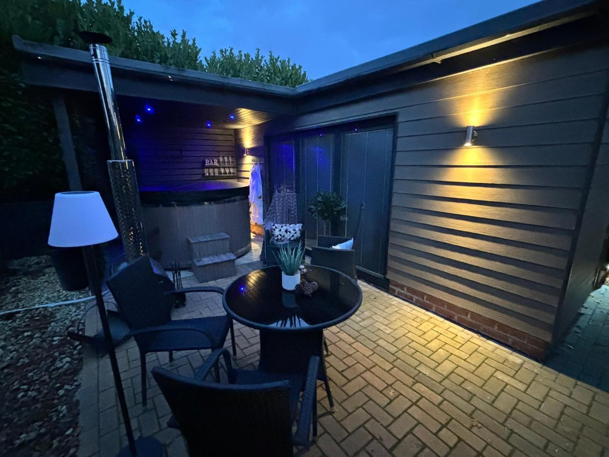 Sheffield-apartment-sleeps4-parking-hottub