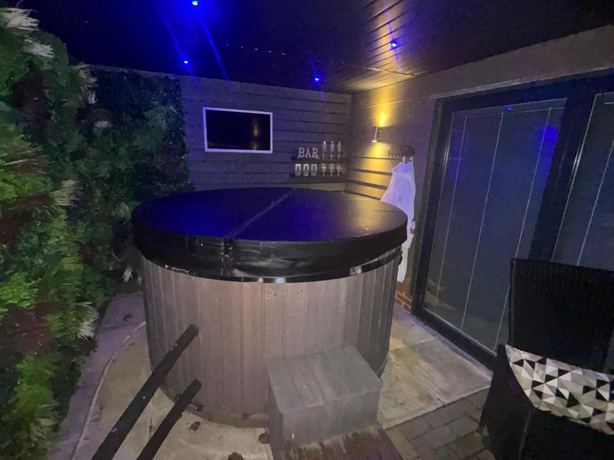 Apartment Sheffield-apartment-sleeps4-parking-hottub *