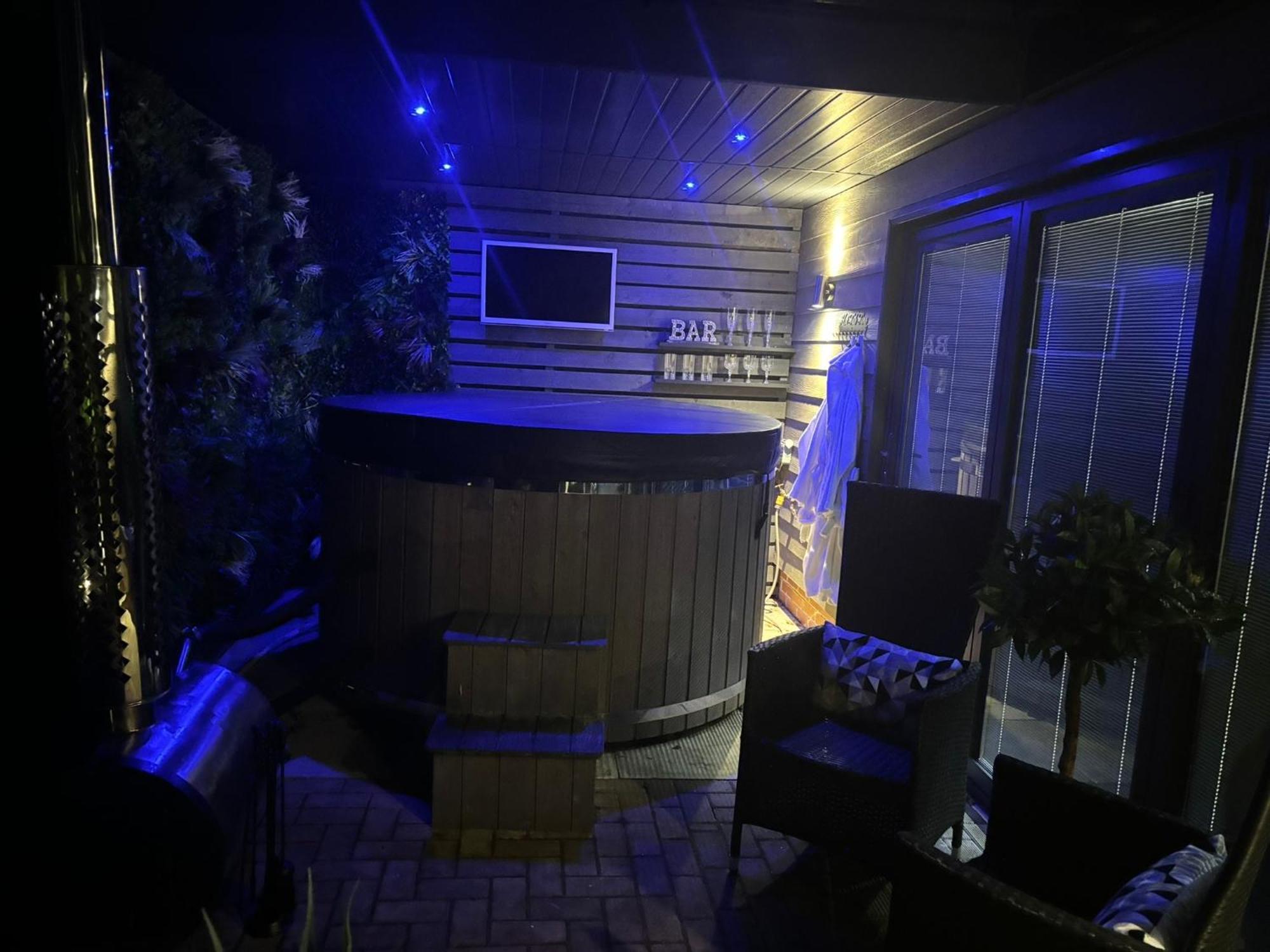Sheffield-apartment-sleeps4-parking-hottub * Sheffield