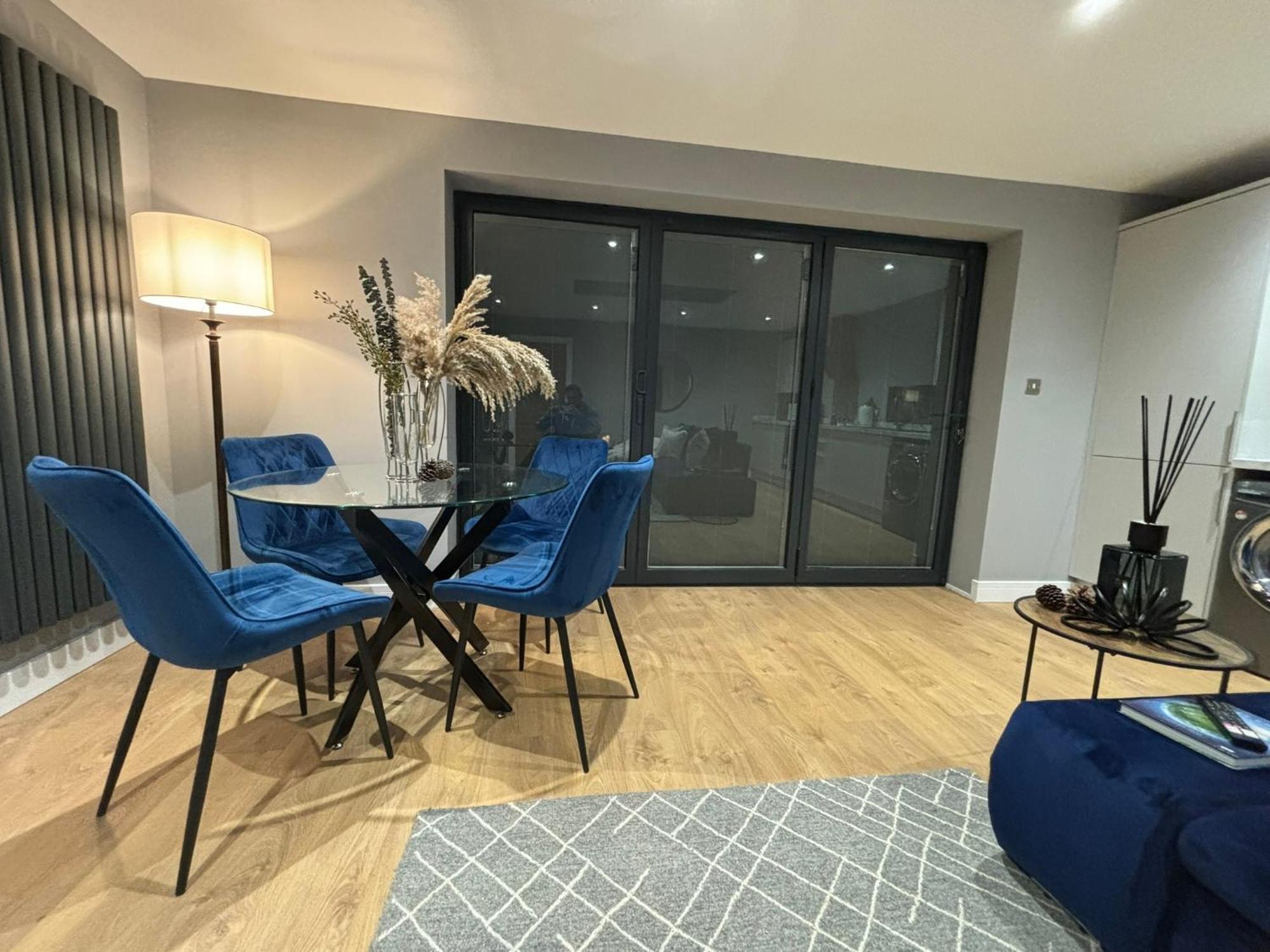 Apartment Sheffield-apartment-sleeps4-parking-hottub