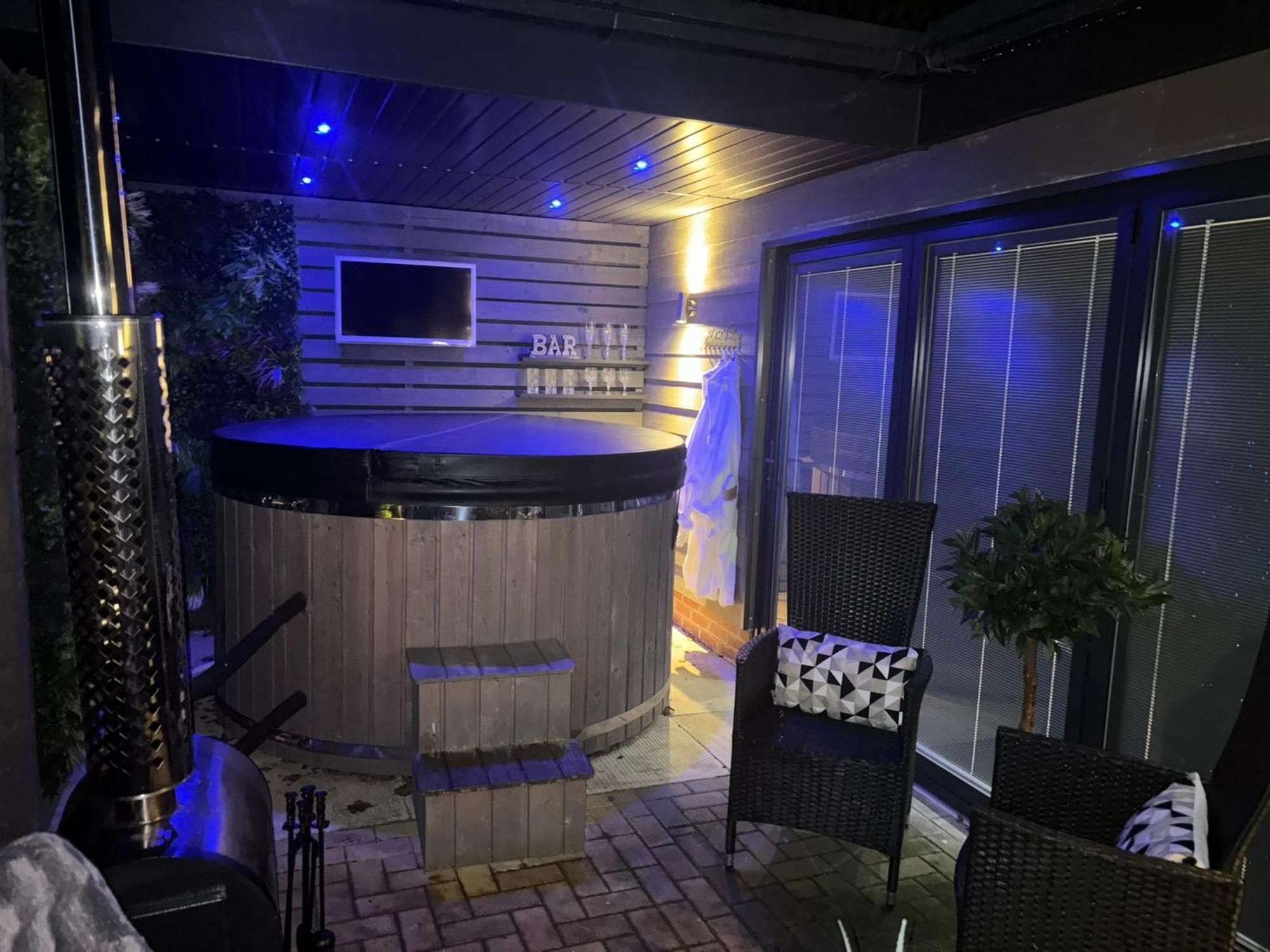 Sheffield-apartment-sleeps4-parking-hottub Apartment