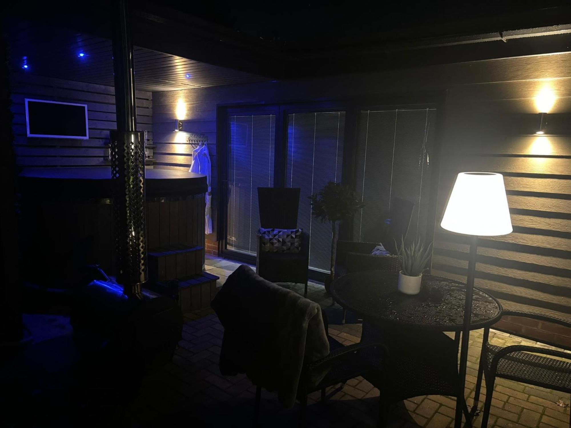 Apartment Sheffield-apartment-sleeps4-parking-hottub