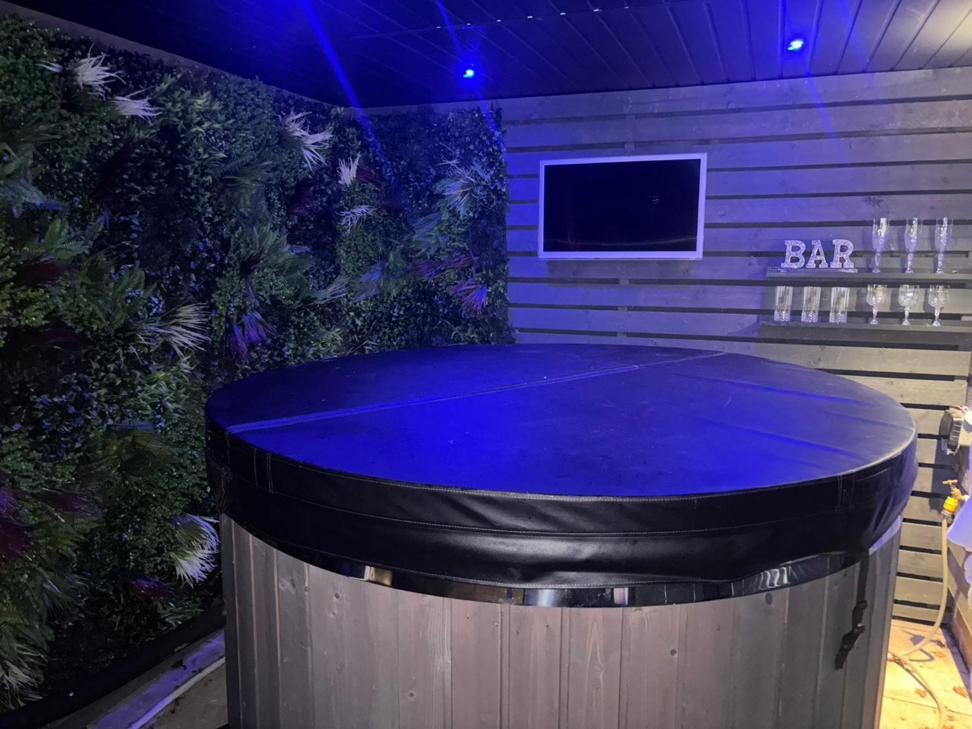 Apartment Sheffield-apartment-sleeps4-parking-hottub *
